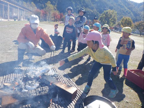 園庭で焼き芋を焼いています