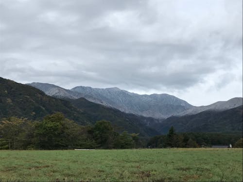 先週、南・中央の両アルプスに雪が積もり始めました。山の冬景色は本当に美しい!
