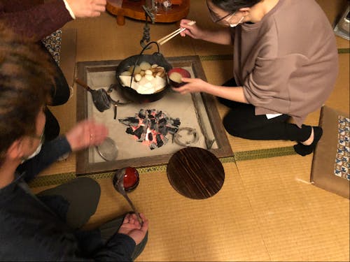 農家民宿で鍋をつついたり