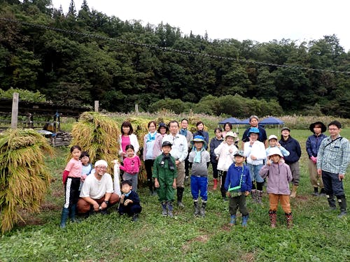 有機農法の田畑で作物を育てる体験は、親子に人気。ここで作られた大豆を使って、子どもたちと“納豆”や“味噌”をつくっていきましょう。