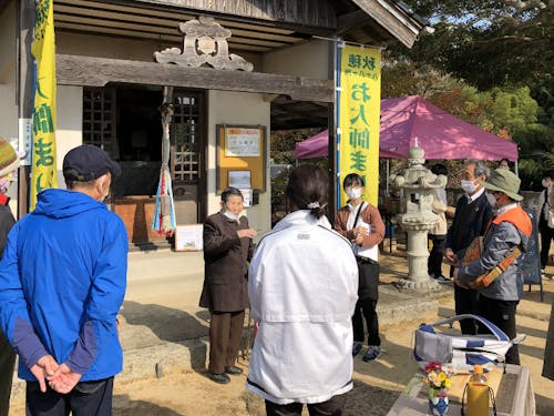 21番札所のお世話されている方のお話しを聞く参加者