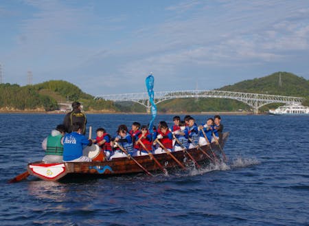 町の伝統文化である「櫂伝馬」で大崎上島を１周する「旅する櫂伝馬」。
