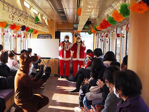 地元の学生ボランティアのサンタ列車
