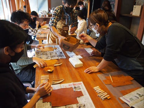 鹿の革のペンケースを製作中
