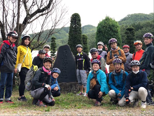 自転車ツアーで辰野町に残る塩の道の名残「南塩終点の地」を紹介!