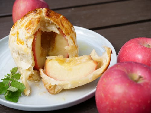 リンゴを丸ごと使ったアップルパイをみんなで作ります
