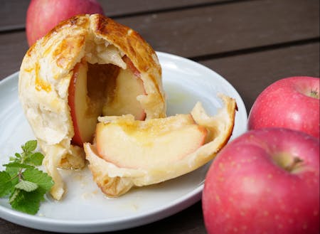 リンゴを丸ごと使ったアップルパイをみんなで作ります