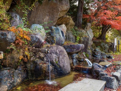 鈴鹿山系の軟水が湧く「山比古湧水」 愛荘町近隣には大手飲料メーカーの工場が複数あります