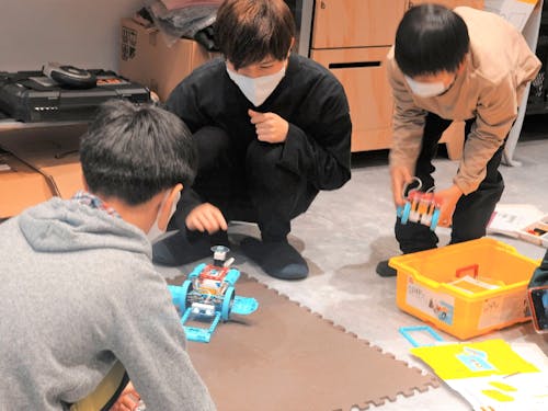 子どもたちの興味を探りながら、時には館長も一緒にテクノロジーに触れることもあります。