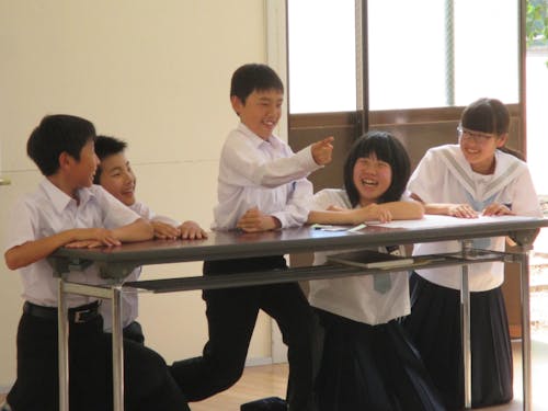 コミュニケーション教育の授業で演じる子どもたち