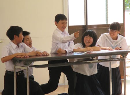 コミュニケーション教育の授業で演じる子どもたち