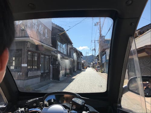 趣のある「みすゞ通り」を走る