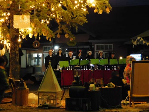 地元 長谷中学校の生徒によるハンドベル演奏が点灯式で鳴り響きます。