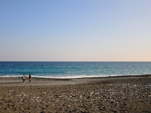 海沿いには移住者が始めたお店も並びます。