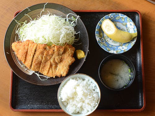 『金太郎』で人気定食・ヒレカツ定食