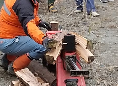 「木の駅プロジェクト」会場での薪割り。自宅ストーブ用の薪を調達しがてら参加する人も