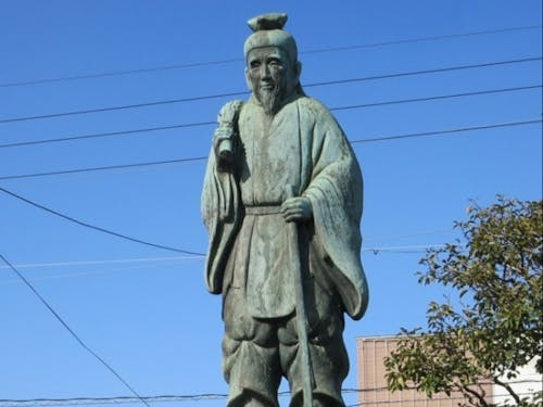 厚狭駅前の三年寝太郎像