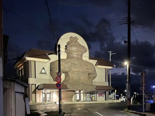 今にも動き出しそうな木造駅のしゃこちゃん。観光客にも人気です。