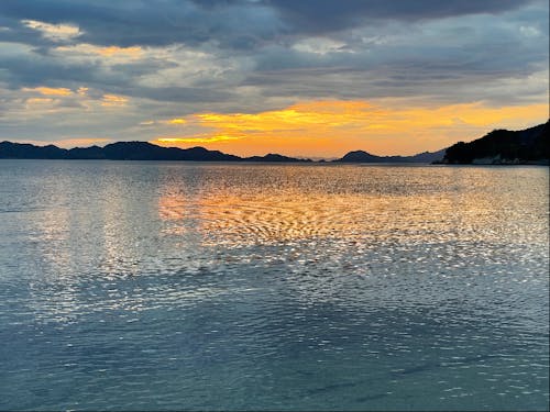 穏やかな瀬戸内海と夕焼け