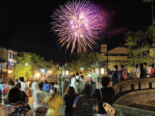 夏は花火と、城崎温泉には四季折々の表情があります。