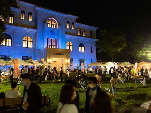 演劇祭期間中に開催されたナイトマーケット。地域の食文化や魅力的な生産者と触れ合える機会に。©igaki photo studio