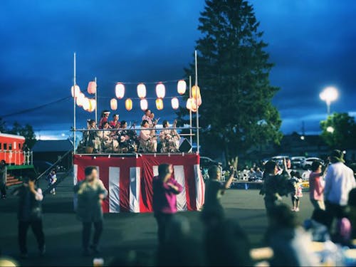 盆ガールズの生演奏に併せて踊る下川ばやし。盆踊り復活から10年がたちました!