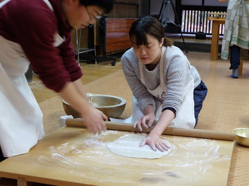 地域の人に混じり、年越しそばを自分で打つ