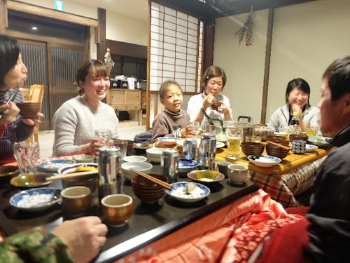 温かいこたつでぬくぬく。みんなで一緒にごはん