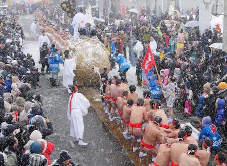 毎年１月１４日に開催される祭り「大俵引き」