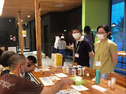 中村さんが町民交流会「タノシモカフェ」でビールのニーズ調査に取り組んでいる様子