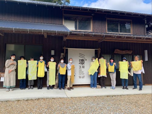 村民さんの庭に生えていたキハダの樹皮を余すことなく草木染めに