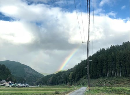 山の麓の天気。雨が降ったかとおもえば、晴れる。移り変わりの激しい天候から、虹🌈という素敵な副産物がみられます。