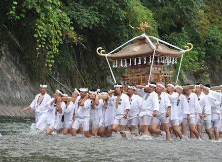 川瀬祭の様子。秩父市は多くの祭りが行われることで有名！