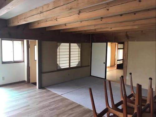 キッチンの後のスペース天井には太く立派な複数本の檜梁が現れます。