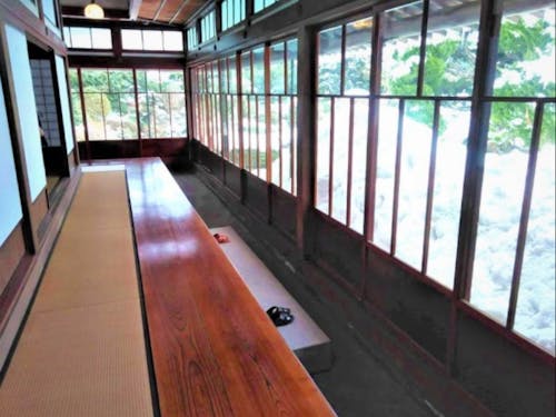 館の縁側の外には、気持ちの良い庭園が広がってます。