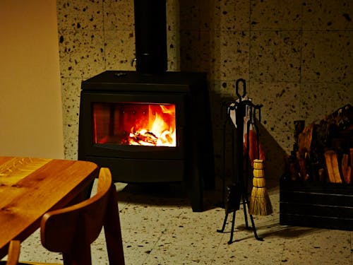 火を入れると驚くほど暖かい。事務所にはもちろん薪ストーブあり