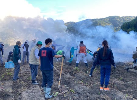 集落で育てている焼酎用さつまいもの収穫風景。里山ながやがあることで若手の参加者の姿も見られるようになりました