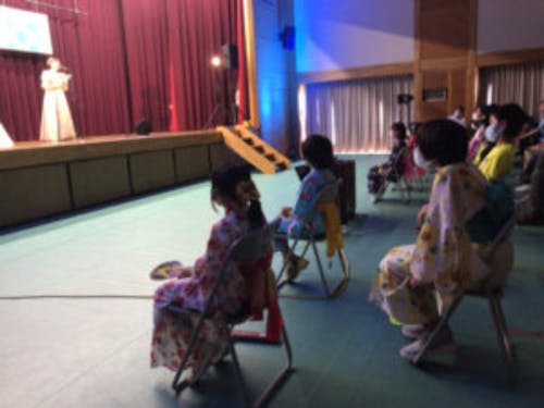 小学校の体育館でコンサートもします。