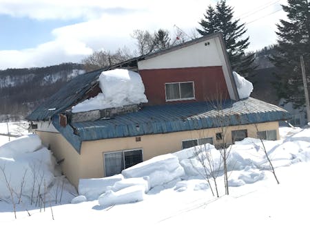 豪雪地帯では、放置された家が雪の重みで倒壊してしまうことも。そうなる前に、なんとかしたいのです。