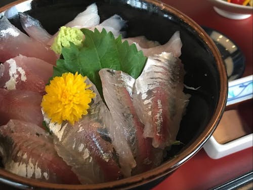 新鮮な魚を味わう(イメージ)