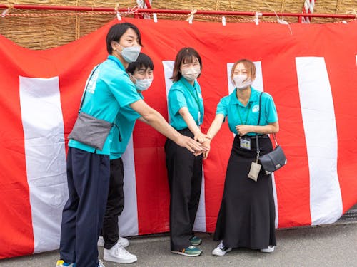 6月の町内イベントにて。手を合わせるポーズしがち