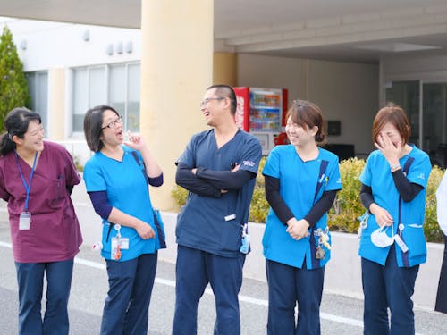 島内/島外出身者の割合は大体半分です。