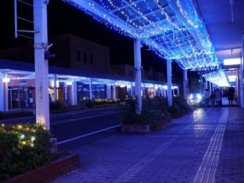 神話をモチーフにした光の束が、小さな商店街を流れています。