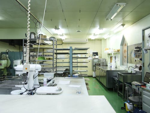 店舗裏の広々とした厨房