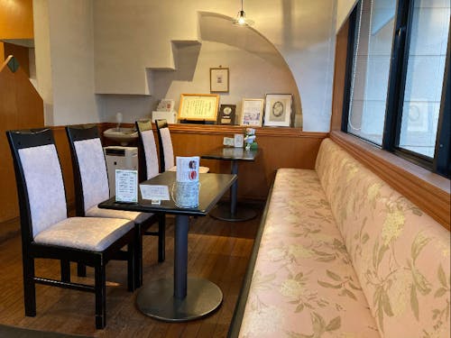 店舗内には喫茶スペースも。