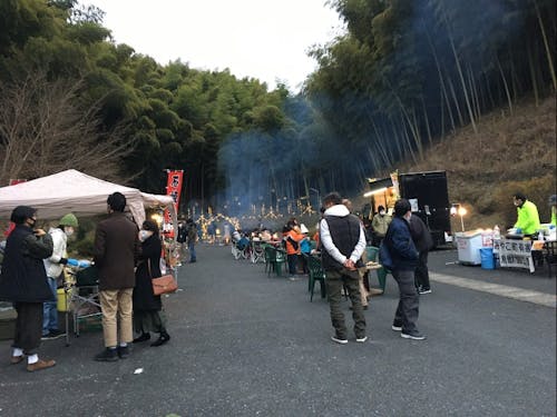 竹あかりと焚き火、地元の食を楽しむマルシェの開催