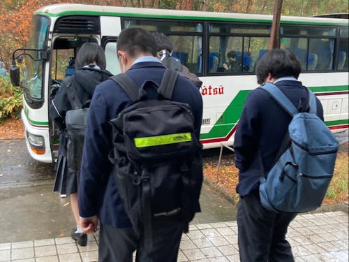 スクールバスでの登校風景です。毎朝ハウスマスターが見送ります。