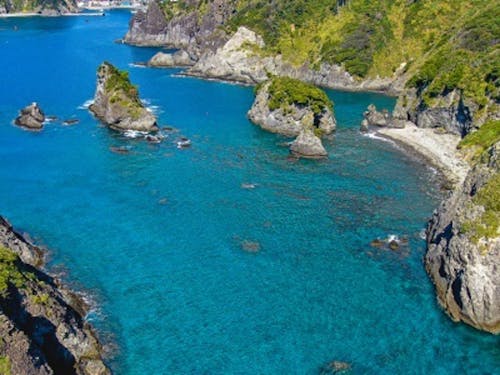 エメラルドグリーンの美しい海が広がります。