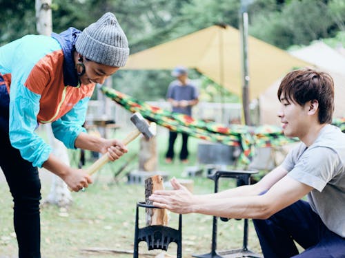 キャンプ場では焚火が可能で、薪なども販売しています。