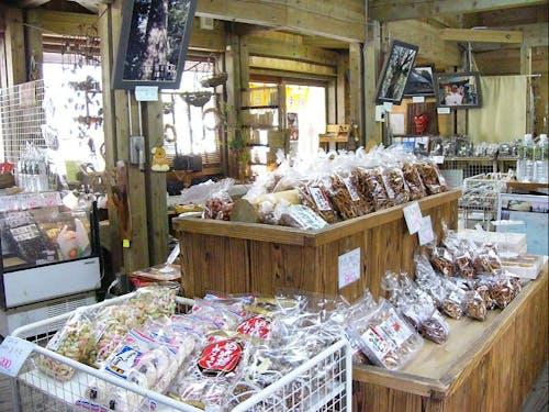 木のぬくもりが感じられる店内